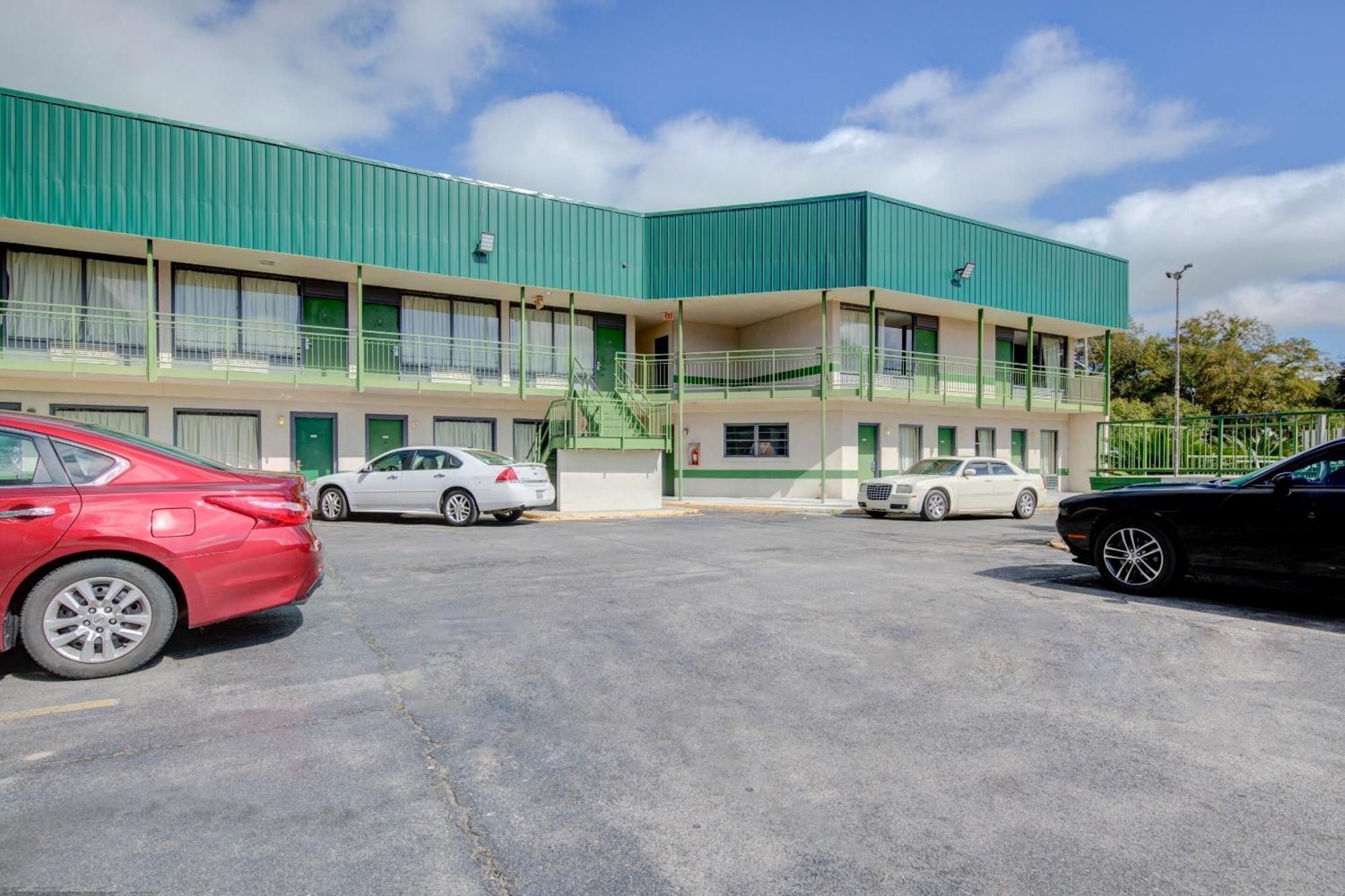 Oyo Hotel Douglas Ga Us-441 Exterior foto